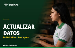 Estudiante del SENA con la polo blanca del SENA actualizando sus datos personales en SOFIA Plus paso a paso