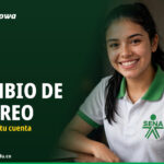 Estudiante del SENA mostrando su celular al cambiar el correo de su cuenta sin perder el acceso