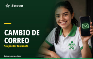 Estudiante del SENA mostrando su celular al cambiar el correo de su cuenta sin perder el acceso