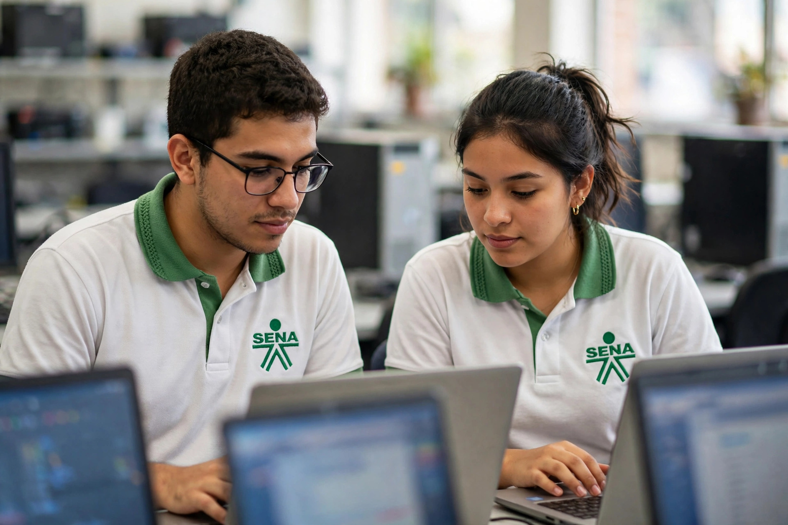 Aprendices analizando información en computadores de un aula de sistemas